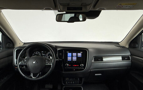 Mitsubishi Outlander III рестайлинг 3, 2020 год, 2 950 000 рублей, 6 фотография