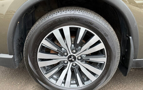 Mitsubishi Outlander III рестайлинг 3, 2020 год, 2 950 000 рублей, 10 фотография