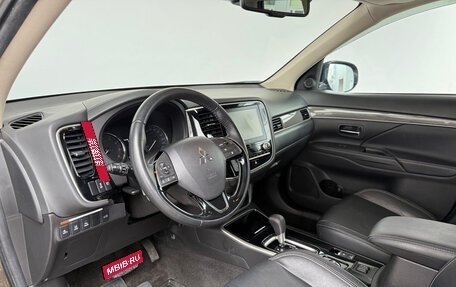 Mitsubishi Outlander III рестайлинг 3, 2020 год, 2 950 000 рублей, 3 фотография