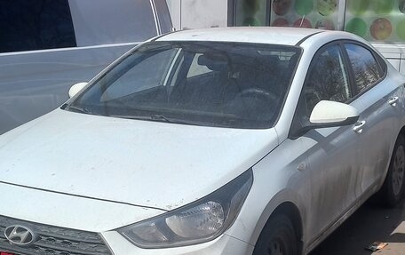 Hyundai Solaris II рестайлинг, 2017 год, 930 000 рублей, 1 фотография