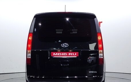 Hyundai Staria, 2022 год, 2 330 000 рублей, 4 фотография