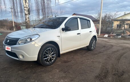 Renault Sandero I, 2013 год, 600 000 рублей, 2 фотография
