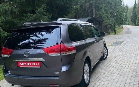 Toyota Sienna III, 2010 год, 1 980 000 рублей, 3 фотография