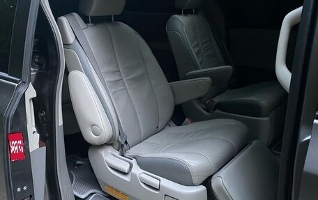Toyota Sienna III, 2010 год, 1 980 000 рублей, 4 фотография
