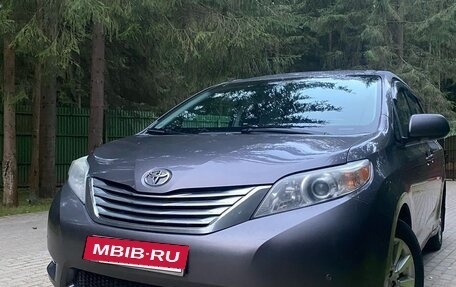 Toyota Sienna III, 2010 год, 1 980 000 рублей, 2 фотография