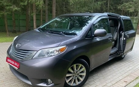 Toyota Sienna III, 2010 год, 1 980 000 рублей, 5 фотография