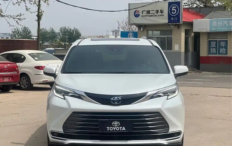 Toyota Sienna, 2022 год, 3 900 000 рублей, 2 фотография
