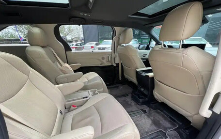 Toyota Sienna, 2022 год, 3 900 000 рублей, 11 фотография