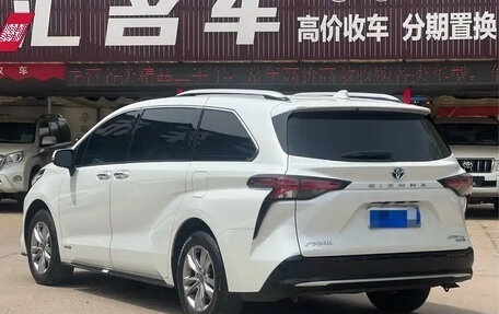 Toyota Sienna, 2022 год, 3 900 000 рублей, 4 фотография