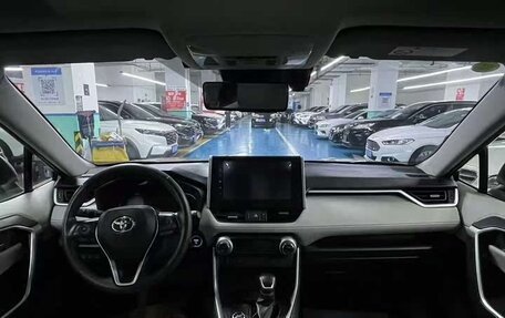 Toyota RAV4, 2021 год, 2 530 000 рублей, 2 фотография