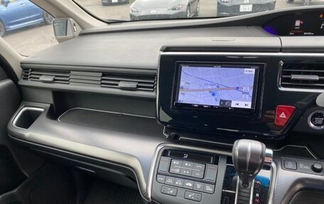 Honda Stepwgn IV, 2018 год, 1 690 000 рублей, 15 фотография