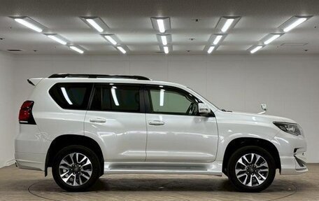 Toyota Land Cruiser Prado 150 рестайлинг 2, 2022 год, 3 700 000 рублей, 7 фотография