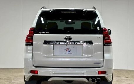 Toyota Land Cruiser Prado 150 рестайлинг 2, 2022 год, 3 700 000 рублей, 6 фотография