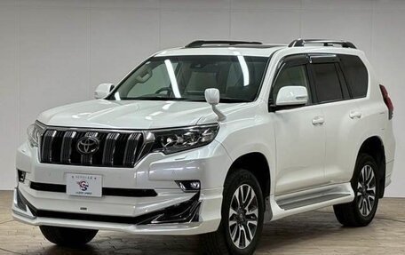 Toyota Land Cruiser Prado 150 рестайлинг 2, 2022 год, 3 700 000 рублей, 2 фотография