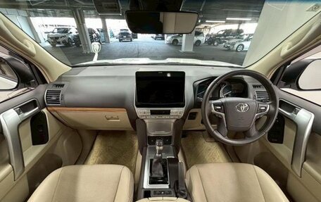 Toyota Land Cruiser Prado 150 рестайлинг 2, 2022 год, 3 700 000 рублей, 16 фотография