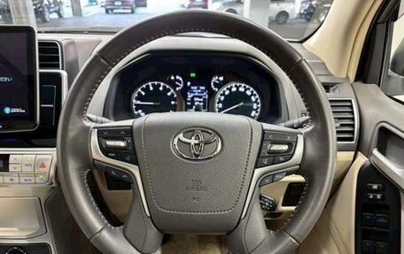 Toyota Land Cruiser Prado 150 рестайлинг 2, 2022 год, 3 700 000 рублей, 17 фотография