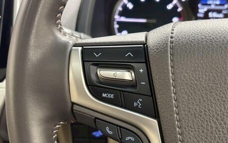 Toyota Land Cruiser Prado 150 рестайлинг 2, 2022 год, 3 700 000 рублей, 18 фотография