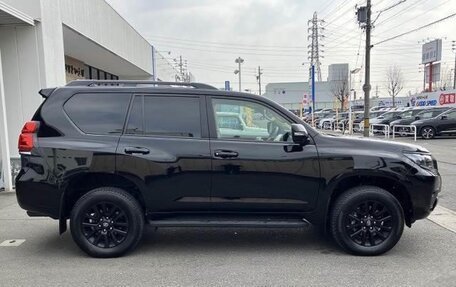 Toyota Land Cruiser Prado 150 рестайлинг 2, 2022 год, 3 720 000 рублей, 4 фотография