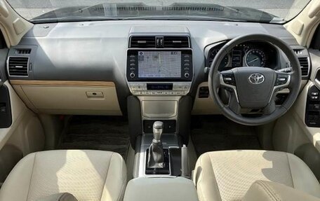 Toyota Land Cruiser Prado 150 рестайлинг 2, 2022 год, 3 720 000 рублей, 12 фотография