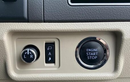 Toyota Land Cruiser Prado 150 рестайлинг 2, 2022 год, 3 720 000 рублей, 25 фотография