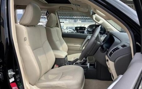 Toyota Land Cruiser Prado 150 рестайлинг 2, 2022 год, 3 720 000 рублей, 17 фотография