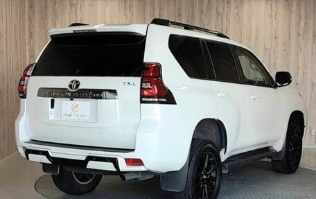 Toyota Land Cruiser Prado 150 рестайлинг 2, 2022 год, 3 700 000 рублей, 4 фотография