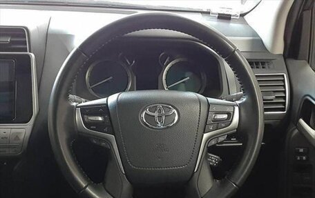 Toyota Land Cruiser Prado 150 рестайлинг 2, 2022 год, 3 700 000 рублей, 9 фотография