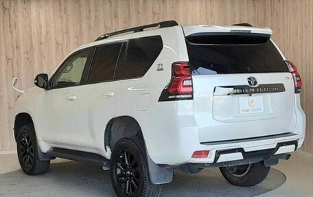 Toyota Land Cruiser Prado 150 рестайлинг 2, 2022 год, 3 700 000 рублей, 6 фотография