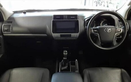 Toyota Land Cruiser Prado 150 рестайлинг 2, 2022 год, 3 700 000 рублей, 8 фотография
