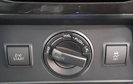 Toyota Land Cruiser Prado 150 рестайлинг 2, 2022 год, 3 700 000 рублей, 11 фотография