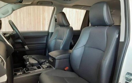 Toyota Land Cruiser Prado 150 рестайлинг 2, 2022 год, 3 700 000 рублей, 16 фотография