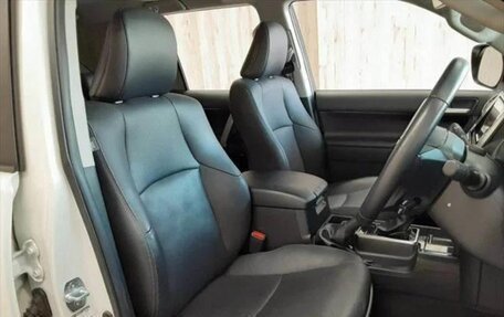 Toyota Land Cruiser Prado 150 рестайлинг 2, 2022 год, 3 700 000 рублей, 13 фотография