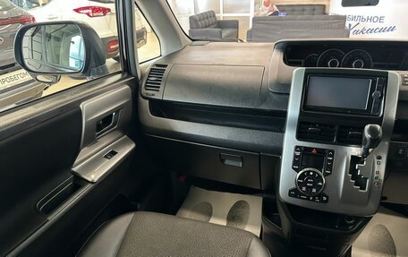 Toyota Voxy II, 2012 год, 1 799 000 рублей, 14 фотография