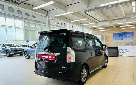 Toyota Voxy II, 2012 год, 1 799 000 рублей, 6 фотография