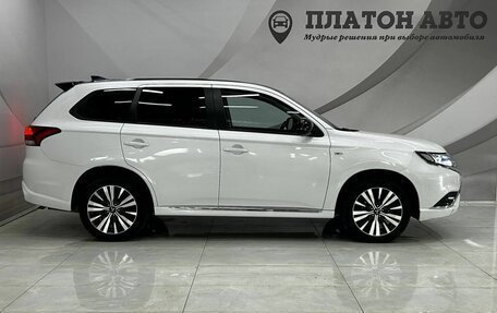 Mitsubishi Outlander III рестайлинг 3, 2022 год, 2 470 000 рублей, 9 фотография
