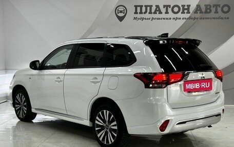 Mitsubishi Outlander III рестайлинг 3, 2022 год, 2 470 000 рублей, 4 фотография