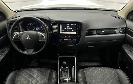 Mitsubishi Outlander III рестайлинг 3, 2022 год, 2 470 000 рублей, 14 фотография