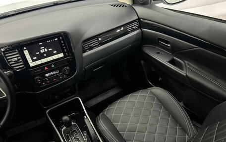 Mitsubishi Outlander III рестайлинг 3, 2022 год, 2 470 000 рублей, 25 фотография