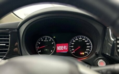 Mitsubishi Outlander III рестайлинг 3, 2022 год, 2 470 000 рублей, 20 фотография