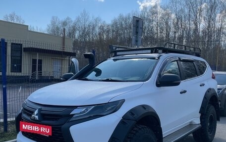 Mitsubishi Pajero Sport III рестайлинг, 2017 год, 3 980 000 рублей, 2 фотография