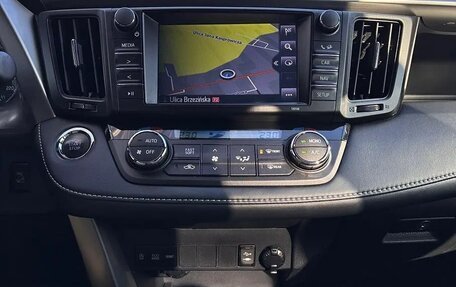 Toyota RAV4, 2018 год, 1 950 000 рублей, 21 фотография
