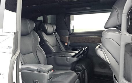 Toyota Alphard, 2023 год, 10 489 366 рублей, 13 фотография