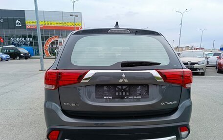 Mitsubishi Outlander III рестайлинг 3, 2017 год, 1 595 995 рублей, 6 фотография