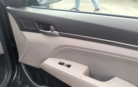 Hyundai Elantra VI рестайлинг, 2017 год, 950 000 рублей, 6 фотография
