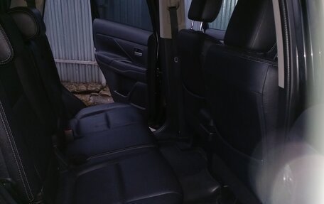 Mitsubishi Outlander III рестайлинг 3, 2014 год, 1 424 000 рублей, 13 фотография