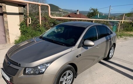 Chevrolet Cruze II, 2010 год, 900 000 рублей, 4 фотография