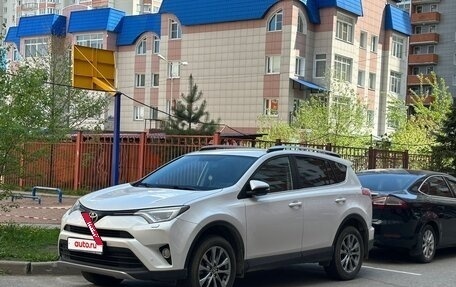 Toyota RAV4, 2018 год, 2 990 000 рублей, 2 фотография