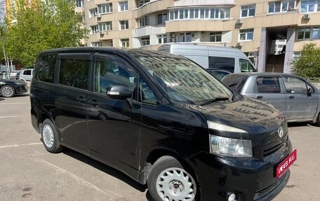 Toyota Voxy II, 2007 год, 680 000 рублей, 1 фотография