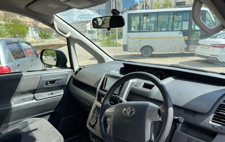 Toyota Voxy II, 2007 год, 680 000 рублей, 8 фотография