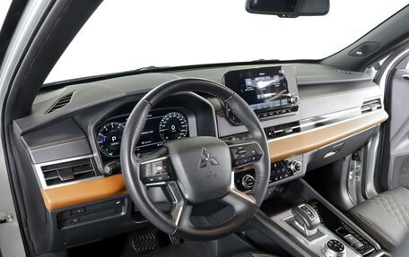 Mitsubishi Outlander, 2023 год, 3 915 000 рублей, 9 фотография